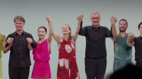 Кадр из фильма TheatreHD: Саша Вальц. In C