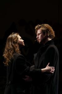 Кадр из фильма TheatreHD: Ромео и Джульетта во мгле