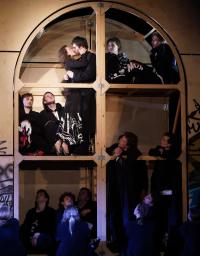 Кадр из фильма TheatreHD: Ромео и Джульетта во мгле