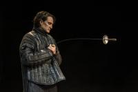 Кадр из фильма TheatreHD: Сирано де Бержерак