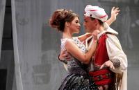 Кадр из фильма TheatreHD: Оперный фестиваль Россини. Турок в Италии