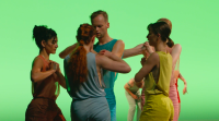Кадр из фильма TheatreHD: Саша Вальц. In C