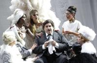 Кадр из фильма TheatreHD: Оперный фестиваль Россини. Турок в Италии